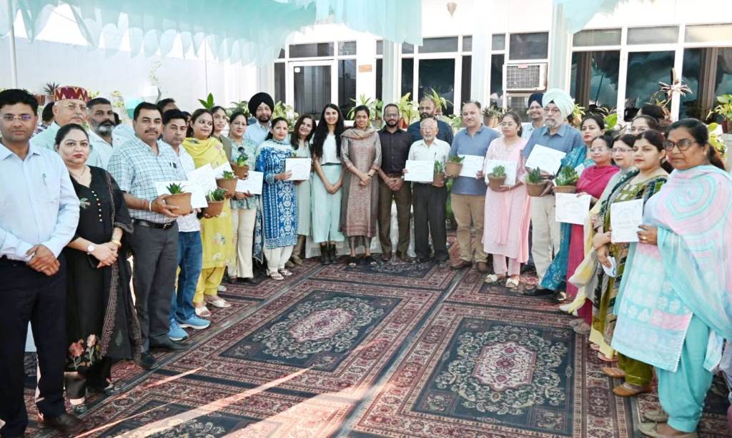 इलेक्ट्रॉनिक कचरा वैज्ञानिक रीसाइक्लिंग के लिए भेजा गया  आशिका जैन